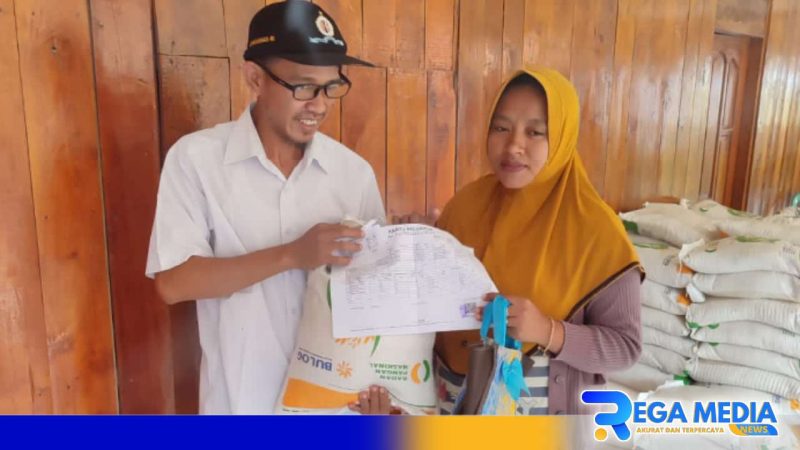Caption: PJ Kepala Desa Rongdalam distribusikan langsung bantuan pangan nasional kepada keluarga penerima manfaat, (dok. regamedianews). 