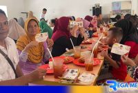 Caption: para warga mendapat makan siang gratis dari Relawan Prabowo-Gibran Bangkalan, (dok. regamedinews). 