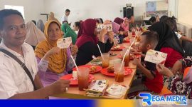 Caption: para warga mendapat makan siang gratis dari Relawan Prabowo-Gibran Bangkalan, (dok. regamedinews). 