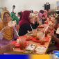 Caption: para warga mendapat makan siang gratis dari Relawan Prabowo-Gibran Bangkalan, (dok. regamedinews). 