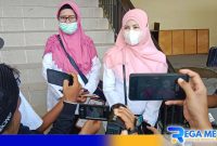 Caption: korban dugaan pelecehan oknum kepsek, saat diwawancaara awak media, usai melapor ke Polres Sampang, (dok. regamedianews). 