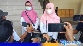 Caption: korban dugaan pelecehan oknum kepsek, saat diwawancaara awak media, usai melapor ke Polres Sampang, (dok. regamedianews). 