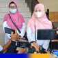 Caption: korban dugaan pelecehan oknum kepsek, saat diwawancaara awak media, usai melapor ke Polres Sampang, (dok. regamedianews). 
