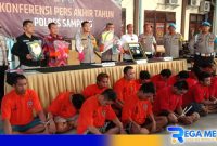 Caption: konferensi pers, Polres Sampang tunjukkan sejumlah barang bukti selama tahun 2023, (dok. regamedianews). 