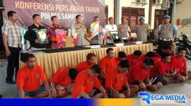 Caption: konferensi pers, Polres Sampang tunjukkan sejumlah barang bukti selama tahun 2023, (dok. regamedianews). 