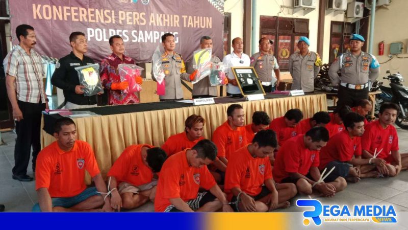Caption: konferensi pers, Polres Sampang tunjukkan sejumlah barang bukti selama tahun 2023, (dok. regamedianews). 