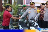 Caption: Kapolres Pamekasan berjabat tangan dengan korban curanmor, (dok. regamedianews). 