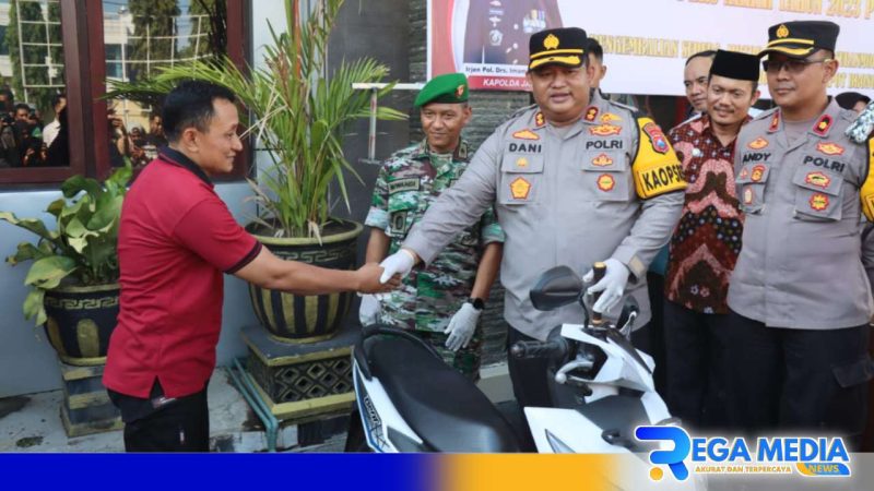 Caption: Kapolres Pamekasan berjabat tangan dengan korban curanmor, (dok. regamedianews). 