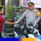 Caption: Kapolres Pamekasan berjabat tangan dengan korban curanmor, (dok. regamedianews). 