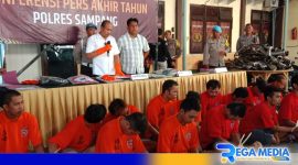 Caption: Kasat dan KBO Satresnarkoba Polres Sampang ungkap kasus narkoba selama tahun 2023, (dok. regamedianews). 