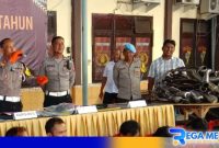 Caption: Kasat Lantas Polres Sampang saat konferensi pers akhir tahun 2023, (dok. regamedianews). 