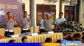 Caption: Kasat Lantas Polres Sampang saat konferensi pers akhir tahun 2023, (dok. regamedianews). 