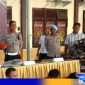 Caption: Kasat Lantas Polres Sampang saat konferensi pers akhir tahun 2023, (dok. regamedianews). 