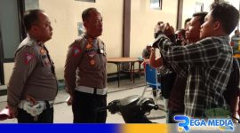 Caption: Kasat Lantas Polres Sampang AKP Rukimin, saat diwawancara awak media, (dok. regamedianews). 