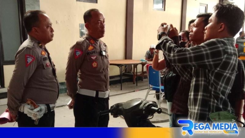 Caption: Kasat Lantas Polres Sampang AKP Rukimin, saat diwawancara awak media, (dok. regamedianews). 