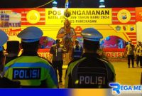 Caption: Kapolres Pamekasan AKBP Jazuli Dani Iriawan pimpin apel pengamanan malam tahun baru 2024, (dok. regamedianews). 