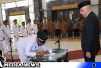 Caption: Pj Bupati Bangkalan Arief M Edie saat melantik 14 Kepala Desa Terpilih. (Dok. Regamedia).