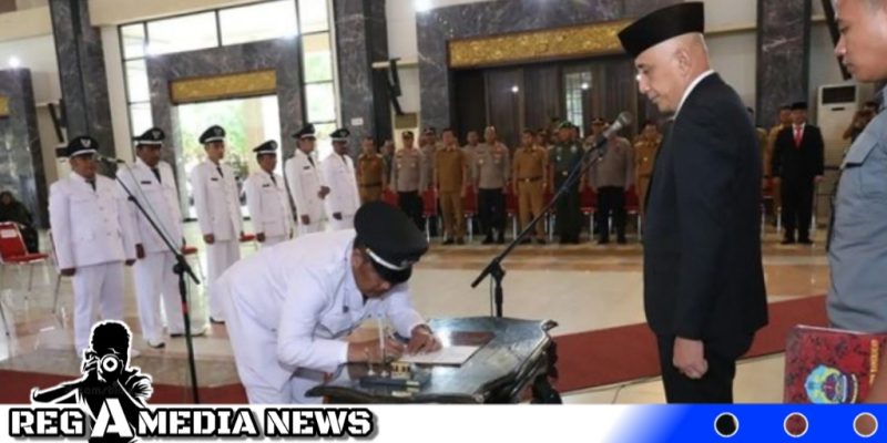 Caption: Pj Bupati Bangkalan Arief M Edie saat melantik 14 Kepala Desa Terpilih. (Dok. Regamedia).