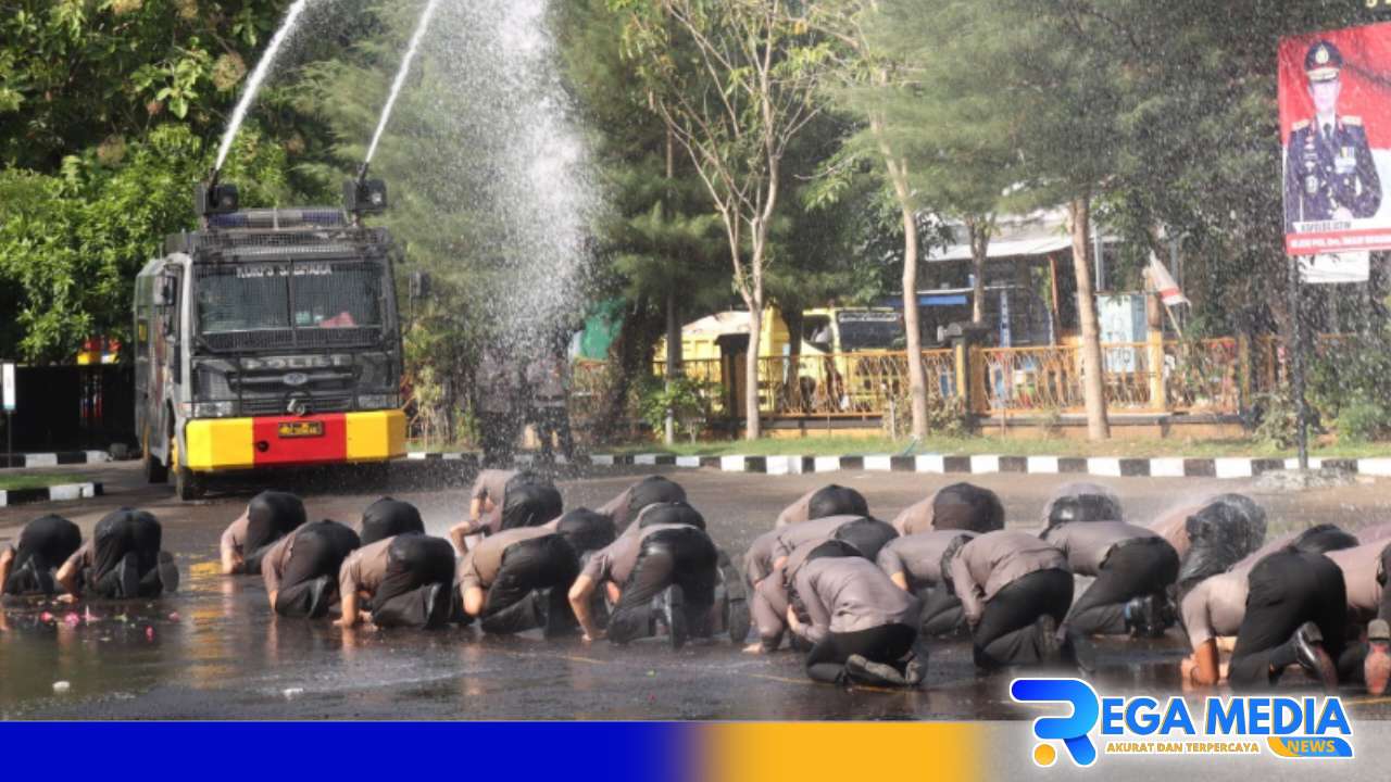 Water Canon Semprot 35 Personel Polres Sampang