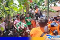 Caption: Tim SAR gabungan saat mengevakuasi korban yang terjatuh didalam sumur di Desa Sentol Pamekasan, (dok. regamedianews). 