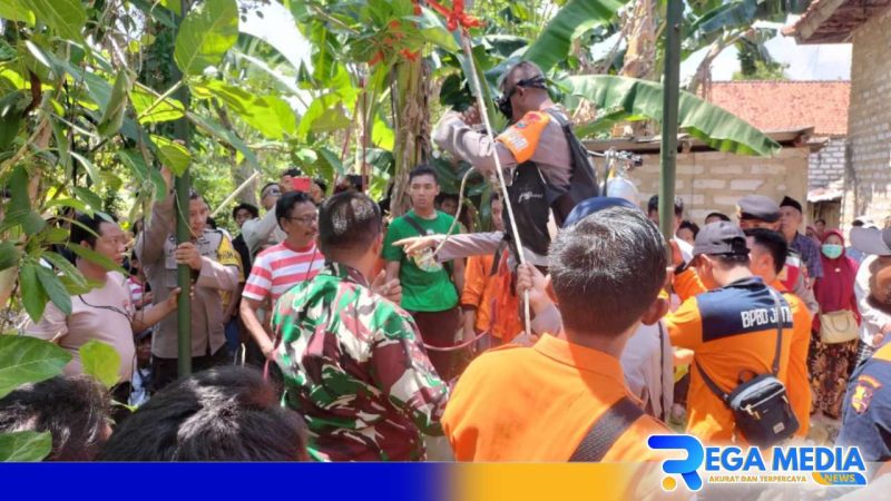 Caption: Tim SAR gabungan saat mengevakuasi korban yang terjatuh didalam sumur di Desa Sentol Pamekasan, (dok. regamedianews). 