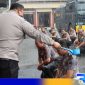 Caption: anggota Polres Pamekasan yang naik pangkat disirami air kembang bersamaan diguyur hujan, (dok. regamedianews). 