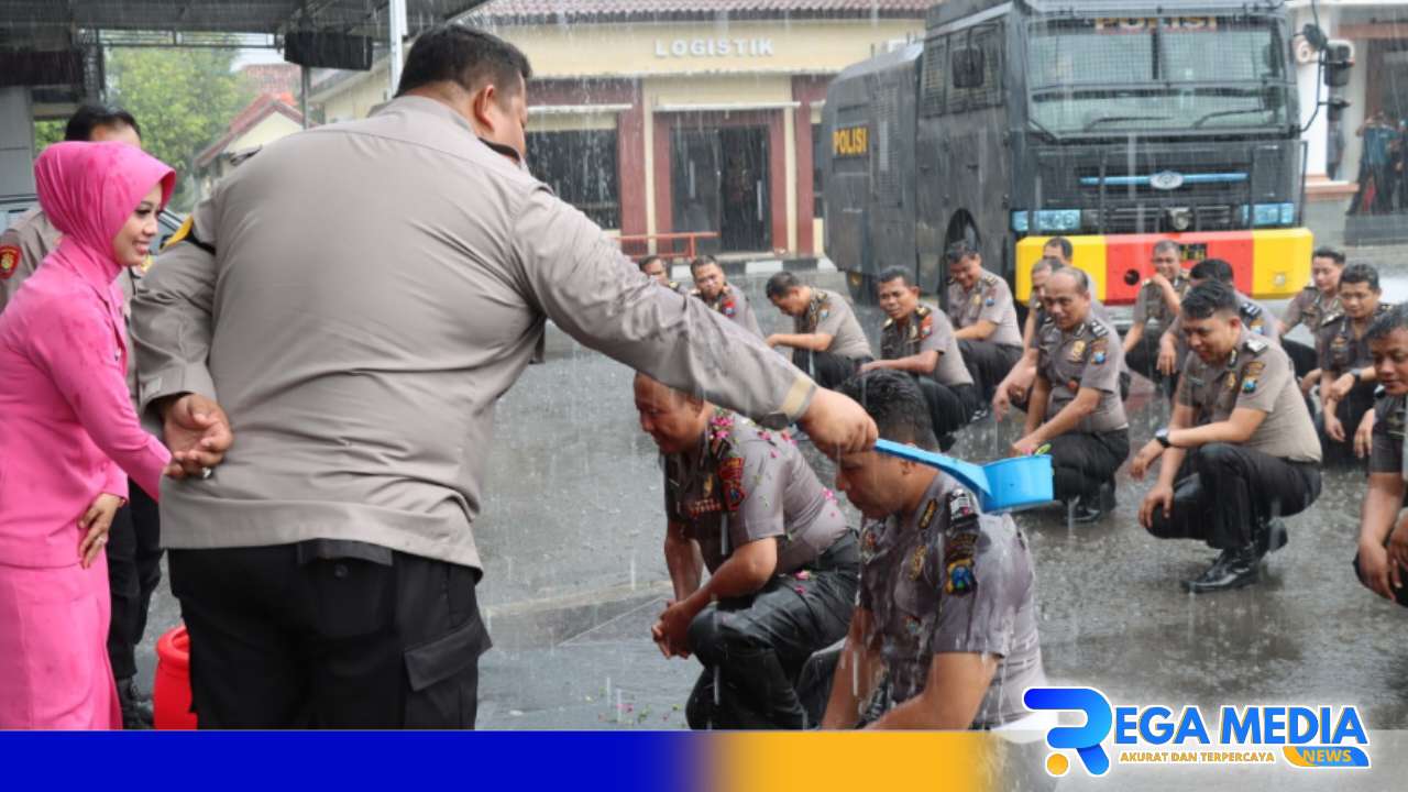 Naik Pangkat, 72 Anggota Polres Pamekasan Diguyur Hujan