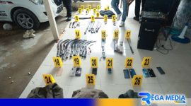Caption: beberapa barang bukti yang ditemukan di rumah tersangka kasus penembakan, (dok. Humas Polri). 