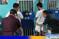 Caption: petugas Lapas Kelas IIA Pamekasan saat geledah warga binaan, (dok. regamedianews). 