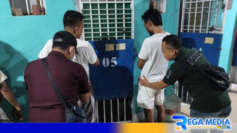 Caption: petugas Lapas Kelas IIA Pamekasan saat geledah warga binaan, (dok. regamedianews). 