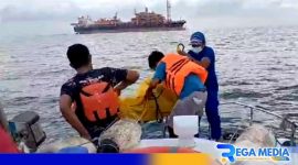 Caption: personel Satpol Airud Polres Sampang saat mengevakuasi mayat yang ditemukan, (dok. regamedianews). 
