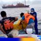 Caption: personel Satpol Airud Polres Sampang saat mengevakuasi mayat yang ditemukan, (dok. regamedianews). 