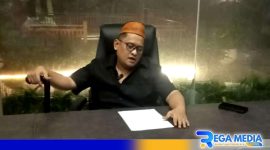 Caption: H. Khairul Umam saat klarifikasi video viral Gus Miftah bagi-bagi uang, (dok. regamedianews). 