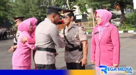 Caption: Kapolres Sampang AKBP Siswantoro berjabat tangan dengan Kasat Reskrim baru AKP Sigit Nursiyo Dwiyugo, (dok. regamedianews). 