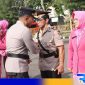 Caption: Kapolres Sampang AKBP Siswantoro berjabat tangan dengan Kasat Reskrim baru AKP Sigit Nursiyo Dwiyugo, (dok. regamedianews). 