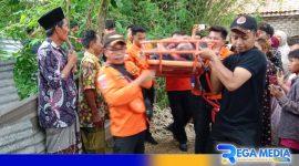 Caption: petugas dari tim BPBD Sampang saat mengevakuasi korban dari dalam sumur, (dok. regamedianews). 
