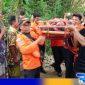 Caption: petugas dari tim BPBD Sampang saat mengevakuasi korban dari dalam sumur, (dok. regamedianews). 