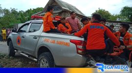 Caption: Tim Reaksi Cepat BPBD Sampang saat mengevakuasi korban terjatuh dalam sumur ke Puskesmas Pangarengan, (dok. regamedianews). 