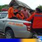 Caption: Tim Reaksi Cepat BPBD Sampang saat mengevakuasi korban terjatuh dalam sumur ke Puskesmas Pangarengan, (dok. regamedianews). 