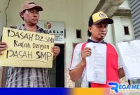 Caption: Datangi kantor Panwaslu, peserta KPPS Desa Pangarengan tidak lolos seleksi tunjukkan sejumlah bukti, (dok. regamedianews). 