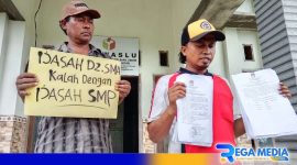 Caption: Datangi kantor Panwaslu, peserta KPPS Desa Pangarengan tidak lolos seleksi tunjukkan sejumlah bukti, (dok. regamedianews). 