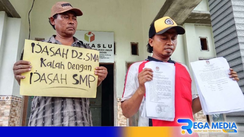 Caption: Datangi kantor Panwaslu, peserta KPPS Desa Pangarengan tidak lolos seleksi tunjukkan sejumlah bukti, (dok. regamedianews). 