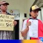 Caption: Datangi kantor Panwaslu, peserta KPPS Desa Pangarengan tidak lolos seleksi tunjukkan sejumlah bukti, (dok. regamedianews). 