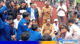 Caption: puluhan aktivis PMII saat menyampaikan aspirasi petani didepan kantor Bupati Pamekasan, (dok. regamedianews). 