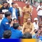 Caption: puluhan aktivis PMII saat menyampaikan aspirasi petani didepan kantor Bupati Pamekasan, (dok. regamedianews). 