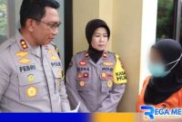 Caption: Kapolres Bangkalan bersama RB terduga pelaku pembuangan bayi, (dok. regmedianews). 