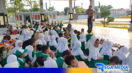 Caption: anggota Satbinmas Polres Sampang Aipda Liwail Amri saat menyampaikan edukasinya, (dok. regamedianews). 