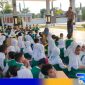Caption: anggota Satbinmas Polres Sampang Aipda Liwail Amri saat menyampaikan edukasinya, (dok. regamedianews). 