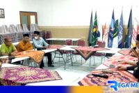 Caption: Pengurus JaDI Kabupaten Sampang saat dikantor KPUD Sampang, (dok. regamedianews). 