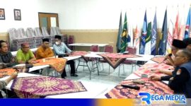 Caption: Pengurus JaDI Kabupaten Sampang saat dikantor KPUD Sampang, (dok. regamedianews). 